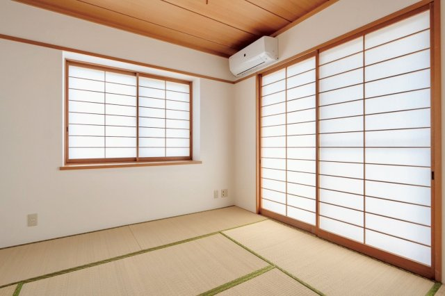 ラレーブ豪徳寺Ⅱの和室|落ち着いた雰囲気の和室は、畳のやさしい質感が心地よく、くつろぎの時間を演出します。来客用や寝室、在宅ワークスペースなど多目的に活用できる空間です。