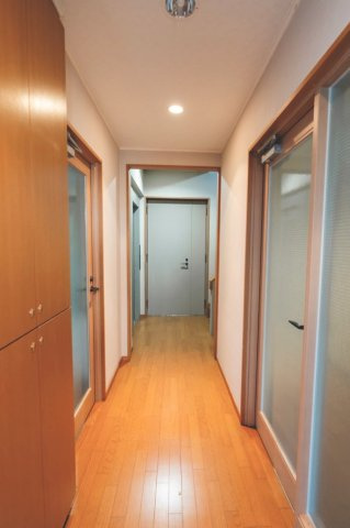 ラレーブ豪徳寺Ⅱの玄関|２階廊下