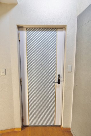 ラレーブ豪徳寺Ⅱの玄関|３階