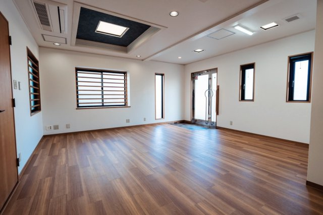 ラレーブ豪徳寺Ⅱの居間・リビング|１階リビングです。ゆとりある広さを確保したリビングダイニング。ソファやダイニングテーブルを配置しても圧迫感がなく、日常使いから来客時まで幅広く対応できる、使い勝手の良い空間です。