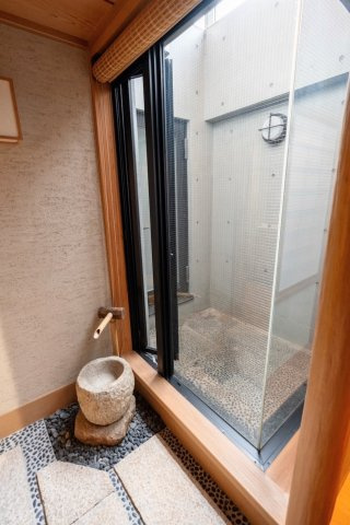 ラレーブ豪徳寺Ⅱの内装|Ｂ１階です。地下一階に吹き抜けを設けた、明るさと開放感のある住まい。書院造風の和室が日常に和の趣を添え、静かで落ち着いた時間を演出します。