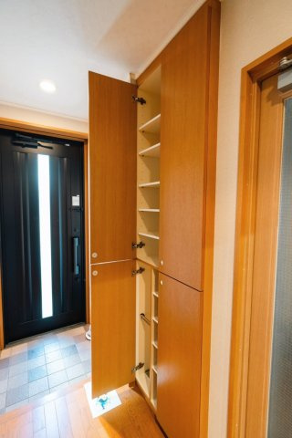 ラレーブ豪徳寺Ⅱの玄関|使いやすさに配慮された玄関スペース。靴や小物を整理しやすく、玄関周りをすっきり保てます。動線も良好で、日々の外出や帰宅がスムーズに行える機能的な空間です。				