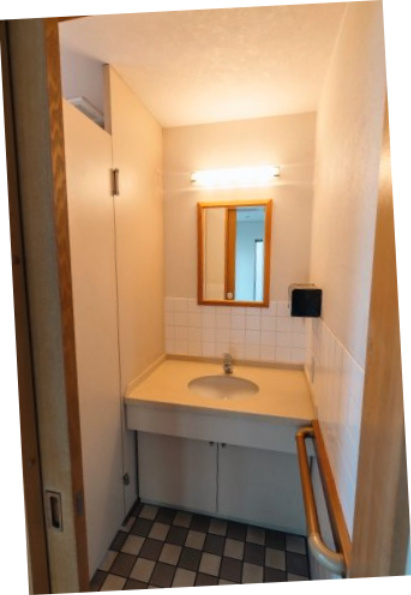 ラレーブ豪徳寺Ⅱの独立洗面台|１階独立洗面台。明るく清潔感のある洗面空間。使いやすい動線と設備配置で、毎日の身支度や家事を快適にサポートします。	