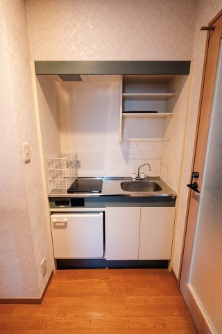 ラレーブ豪徳寺Ⅱのキッチン|１階キッチンです。事務所利用を想定したコンパクトキッチン。来客対応や簡単な給湯に適した配置で、執務スペースを圧迫せず空間を有効活用できます。業務の合間にも使いやすい、実用性重視の設計です。
