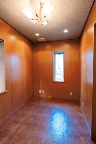 ラレーブ豪徳寺Ⅱの洋室|１階洋室です。ほどよく独立性のある空間で、集中したい時間や一人の時間を大切にしたい方に適した居室。限られた広さだからこそ、落ち着いて過ごせる居心地の良さがあります。				