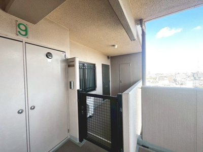 【玄関】 | フェアコート北花田 | 専用ポーチあります！ちょっとした物やベビーカーなども置いておけますね♪