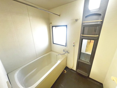 【浴室】 | フェアコート北花田 | 浴室に窓が付いているので、換気ができて湿気やカビ防止になりますよ♪