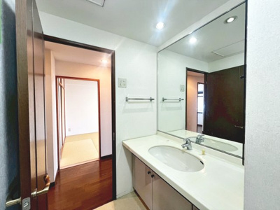 【独立洗面台】 | フェアコート北花田 | ゆとりのある洗面室ですよ！朝の身支度もスムーズにできますね！