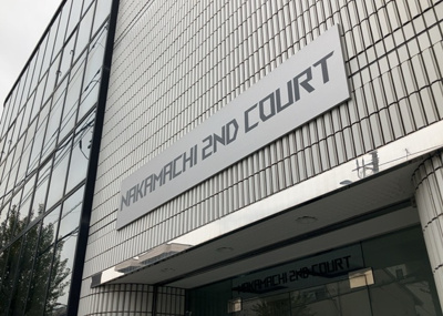 【外観】 | 中町セカンドコート | 家を建てる場合、方位は要チェックです。現実的に日当たりのよい家ならばリビングは南側、建築基準法でも北側に当たる家への配慮は求められています。土地を見学に行く際は、方位磁針を持って行くようにしましょう。