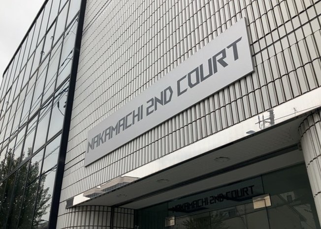 【外観】 | 中町セカンドコート | 家を建てる場合、方位は要チェックです。現実的に日当たりのよい家ならばリビングは南側、建築基準法でも北側に当たる家への配慮は求められています。土地を見学に行く際は、方位磁針を持って行くようにしましょう。