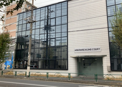 【外観】 | 中町セカンドコート | 現地に行くなら、物件の周囲の地形がどうなっているかを見ることも大切です。周辺より低くなっている土地では、大雨などで水が集まりやすいため、地盤が弱くなっているということも考えられるため、注意が必要です。