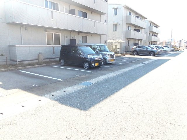 グランドアトリオ神戸西Dの駐車場