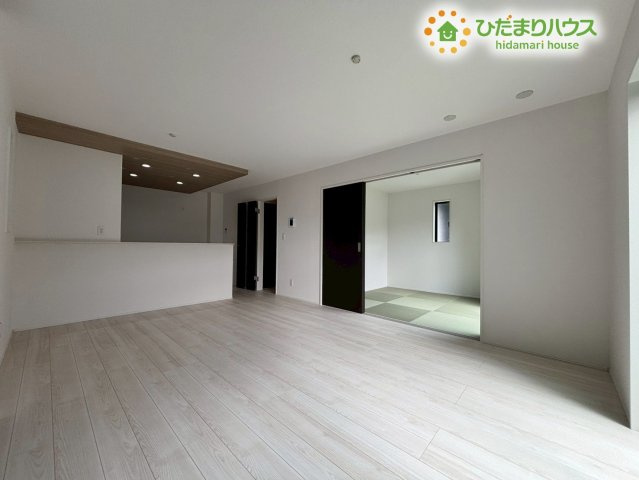 深谷市上野台　2期　新築一戸建て　グラファーレ　01の居間・リビング