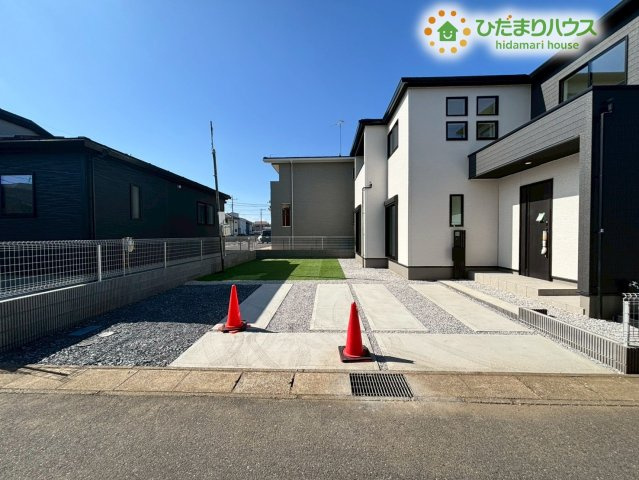 深谷市上野台　2期　新築一戸建て　グラファーレ　01の駐車場|お車の出し入れや駐車がとてもスムーズに行える、ゆとりのある駐車スペースです。並列で停められる広さがあり、小さなお子様をチャイルドシートへ乗せ降ろしする際も、ドアを大きく開けられるため移動が楽々です♪