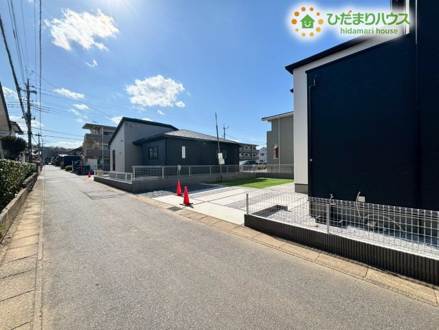 深谷市上野台　2期　新築一戸建て　グラファーレ　01の前面道路含む現地写真|見通しが良く、お車の運転が苦手な方でも焦らず落ち着いて駐車ができる前面道路です。周辺は交通量が少なく穏やかな環境のため、小さなお子様のいるご家庭でも、毎日の通学の時間を安心して見送ることができます！