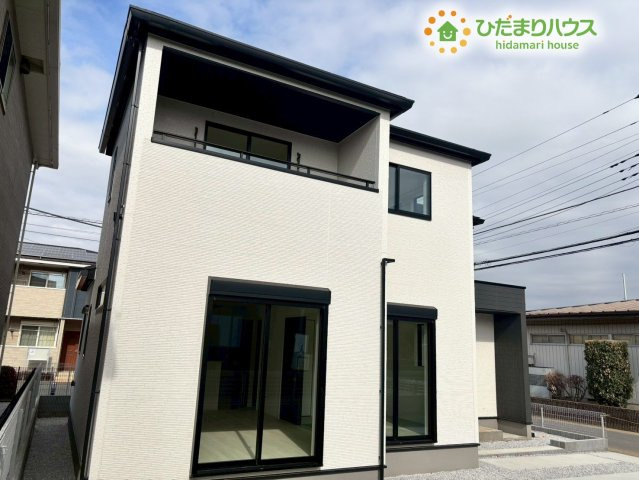 深谷市上野台　2期　新築一戸建て　グラファーレ　01の外観|周囲の街並みと綺麗に調和する、モダンで洗練されたデザインの外観です。前面には遮るものがなく、青空が広がる開放的な佇まいが魅力！毎日お出かけする際やご帰宅の際にも、すっきりとした心地よさを感じられます。