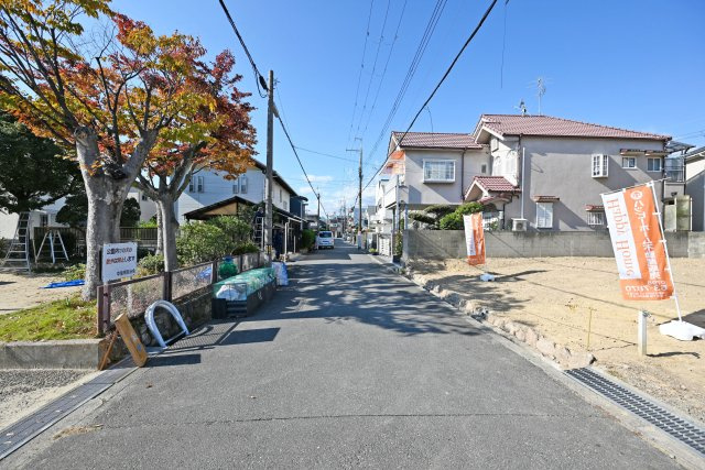 伊丹市南野北3丁目建築条件無し土地　【全2区画】の前面道路含む現地写真|前面道路幅は南側に5.5ｍ幅です。交通量も少なく小さなお子様がいらっしゃるご家庭でも安心です。