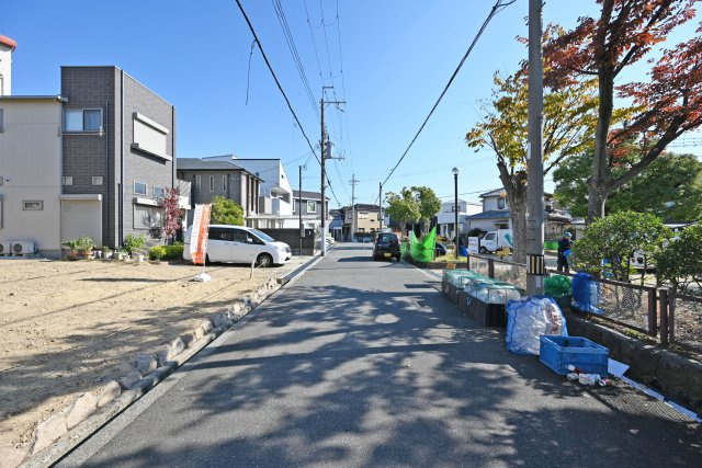 伊丹市南野北3丁目建築条件無し土地　【全2区画】の前面道路含む現地写真|前面道路幅は南側に5.5ｍ幅です。駐車の際も安心して停めて頂けます。