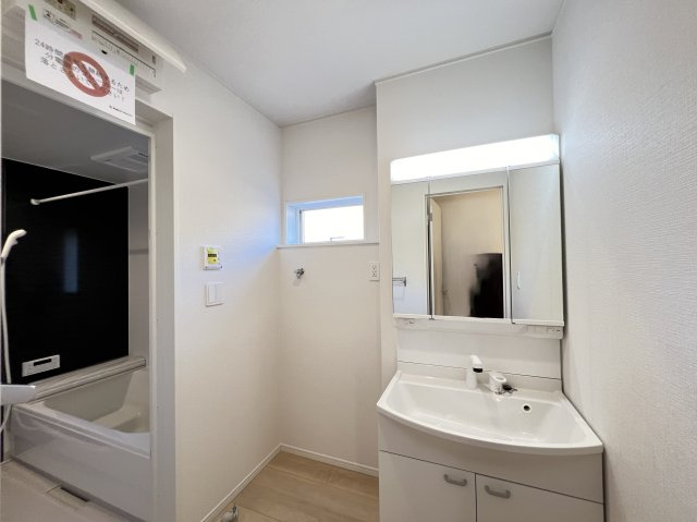 香芝市北今市 第4の洗面所|明るく清潔感のある洗面化粧台