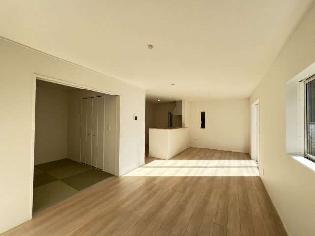 香芝市北今市 第4の居間・リビング|和室も続きであるのでゆっくり寛げます