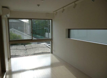 【居間・リビング】 | EL COURT WADA | 8.6帖のきれいな洋室。