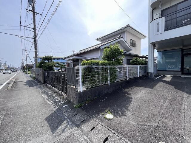 静岡市清水区三保の中古一戸建の前面道路含む現地写真|東側からの外観です。 