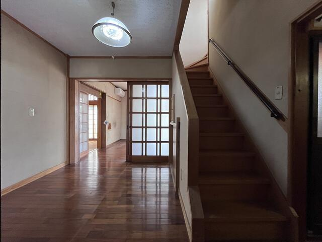 静岡市清水区三保の中古一戸建の内装|玄関側から撮影したホールです。 