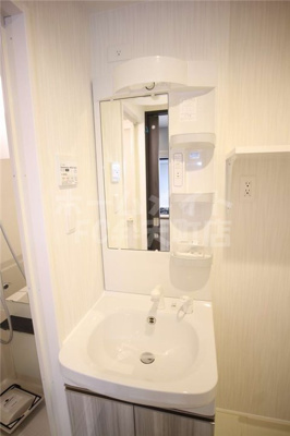 【洗面所】 | セオリー大阪ルチア | 忙しい朝には欠かせない洗面所です