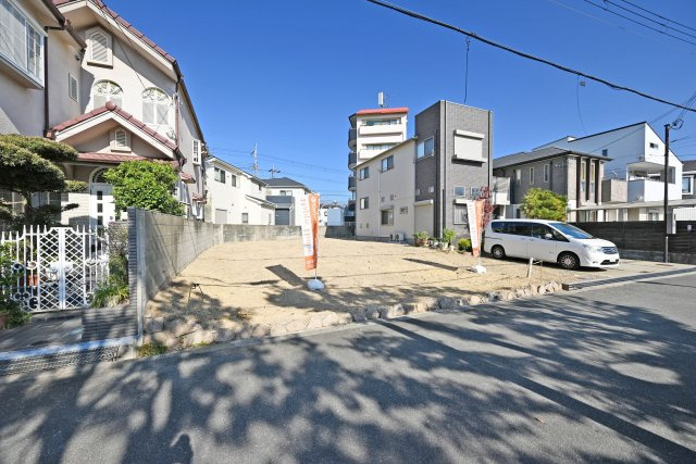 伊丹市南野北3丁目建築条件無し土地の外観|南向きの為、日当たり良好です。
本分譲は分筆可能ですので、詳細などお気軽にお問い合わせ下さい。