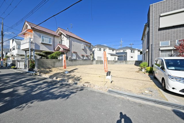 伊丹市南野北3丁目建築条件無し土地の外観|分譲地目の前に公園が位置しており、日当たり開放感ともに良好です。