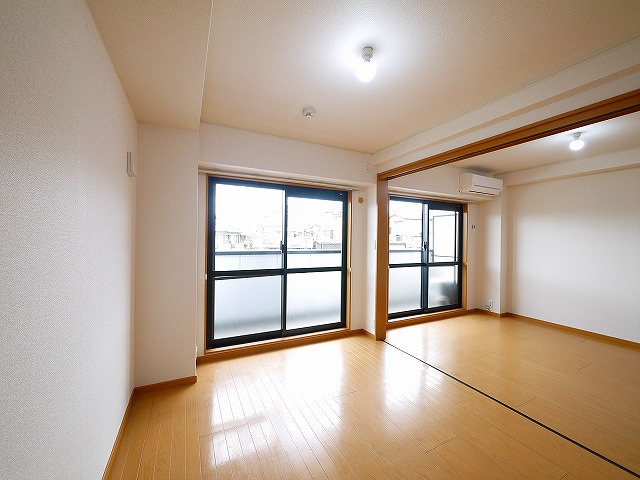 アヴェニュー東松ヶ丘の居間・リビング|こちらの居間で趣味の時間をお楽しみください