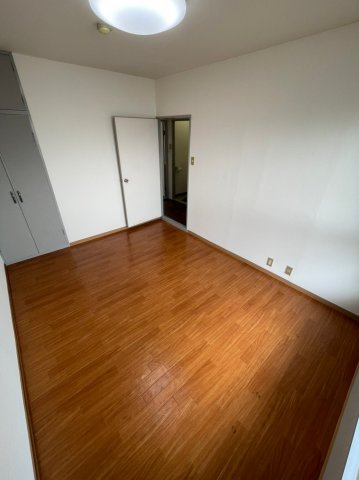 高尾マンションの洋室