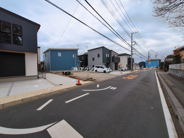 入間市下藤沢2丁目・全10棟　新築一戸建　2号棟の前面道路含む現地写真