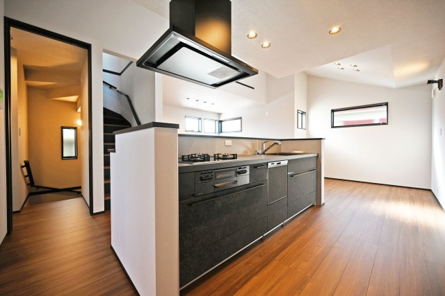 ハッピータウン伊丹寺本2丁目新築戸建│4LDK+駐車1台可のキッチン|クリナップ製のステディアを採用した分譲地です。ブラックを基調としたシックなユニットカラーを採用しており、カウンターキッチンの立ち上げを高めに設計することで散らかりやすい手元も隠すことが出来ます。