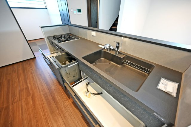 ハッピータウン伊丹寺本2丁目新築戸建│4LDK+駐車1台可のキッチン|天板下いっぱいに収納庫と食器洗浄乾燥機が配置されています。