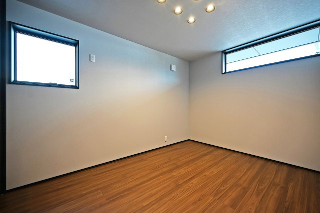 ハッピータウン伊丹寺本2丁目新築戸建│4LDK+駐車1台可の洋室|-洋室6.0帖-
シンプルな間取りです。窓があるので陽当たりも良好。