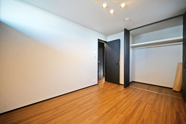 ハッピータウン伊丹寺本2丁目新築戸建│4LDK+駐車1台可の洋室|-洋室6.0帖-
全居室クローゼット収納付きで、お部屋がすっきり片付きます。