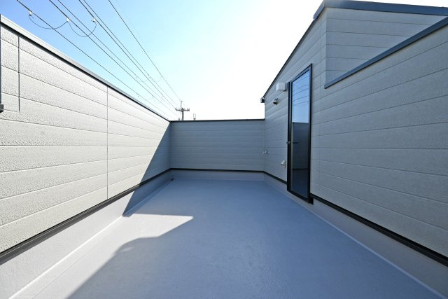 ハッピータウン伊丹寺本2丁目新築戸建│4LDK+駐車1台可のバルコニー|ルーフバルコニー
とても心地よい風が入ります。青空を眺めながら一息つける環境ですね。