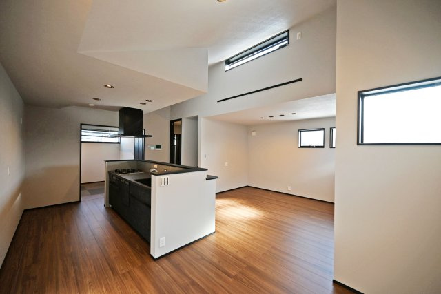 ハッピータウン伊丹寺本2丁目新築戸建│4LDK+駐車1台可の居間・リビング|近年のハッピータウンシリーズでは「視覚的に立体的なLDK」を常に考慮した設計が目を惹きます。写真のような折下天井も部分的な配置にすることで空間の住み分けや飽きの来ない生活を実現させます。