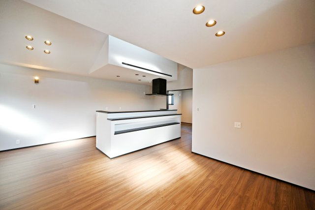 ハッピータウン伊丹寺本2丁目新築戸建│4LDK+駐車1台可の居間・リビング|リビングとダイニングが分かれていますので寛ぐ時間と食事をする時間を切り離すことができ、リビングでの家族時間がしっかりと確保できそうです。高窓には部屋全体に光を広げる効果があります◎