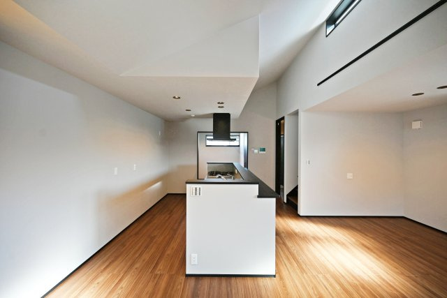 ハッピータウン伊丹寺本2丁目新築戸建│4LDK+駐車1台可の居間・リビング|ご家族みんなで配膳しやすいカウンターキッチンに仕上がっています。