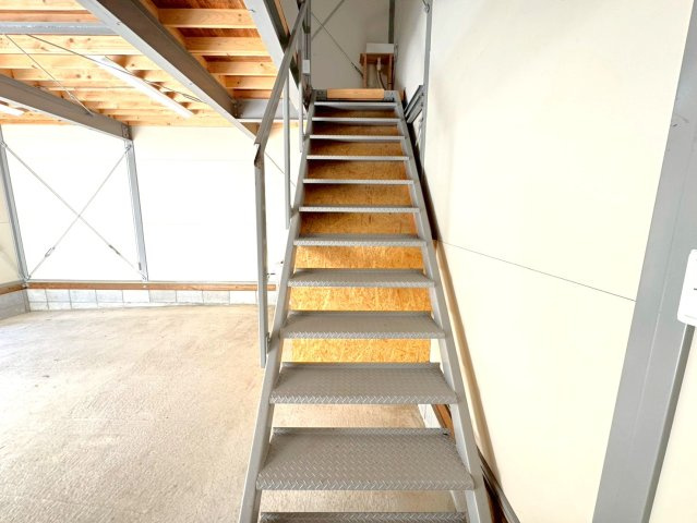 名神高速京都東ＩＣまで車で１５分◆コンビニ徒歩２分◆山科区小山北林町の内装|階段