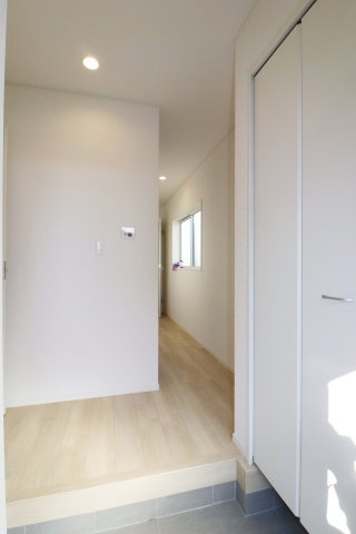 郡山市安積町荒井字柴宮山　　　３号棟　　朝日が丘小学校、郡山第７中学区の玄関