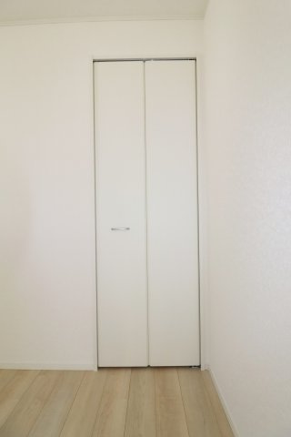 郡山市安積町荒井字柴宮山　　　３号棟　　朝日が丘小学校、郡山第７中学区の洋室