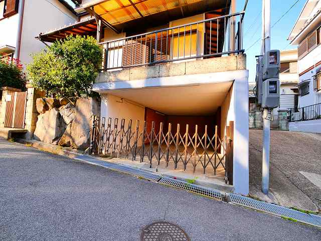 学園大和町６丁目戸建の駐車場