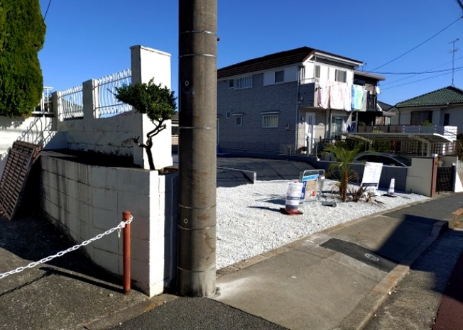 【外観】 | 現地に行くなら、物件の周囲の地形がどうなっているかを見ることも大切です。周辺より低くなっている土地では、大雨などで水が集まりやすいため、地盤が弱くなっているということも考えられるため、注意が必要です。