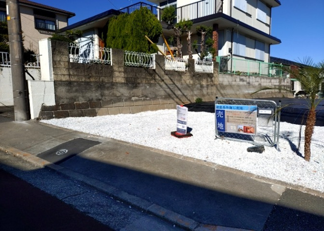 【外観】 | 土地購入を検討されている場合、境界杭がない状態で購入してしまうと境界確定測量をする必要があり、費用がかかります。購入の前に、売主、隣土地所有者立ち合いのもと境界を確定し境界杭を設置するのがベストです。