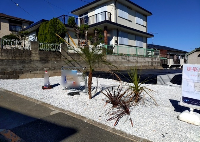 【外観】 | 家を建てる前提で土地を探している場合、地盤の丈夫さは譲れない条件の一つです。地盤が脆弱だと追加工事が必要となります。また、過去に地盤沈下や液状化現象を起こした土地は、できるだけ避けた方がいいでしょう。
