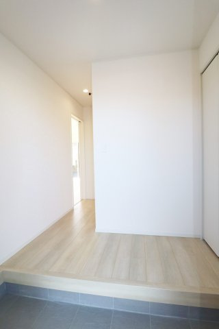 郡山市安積町荒井字柴宮山　　　２号棟　　朝日が丘小学校、郡山第７中学区の玄関