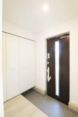 郡山市安積町荒井字柴宮山　　　２号棟　　朝日が丘小学校、郡山第７中学区の玄関